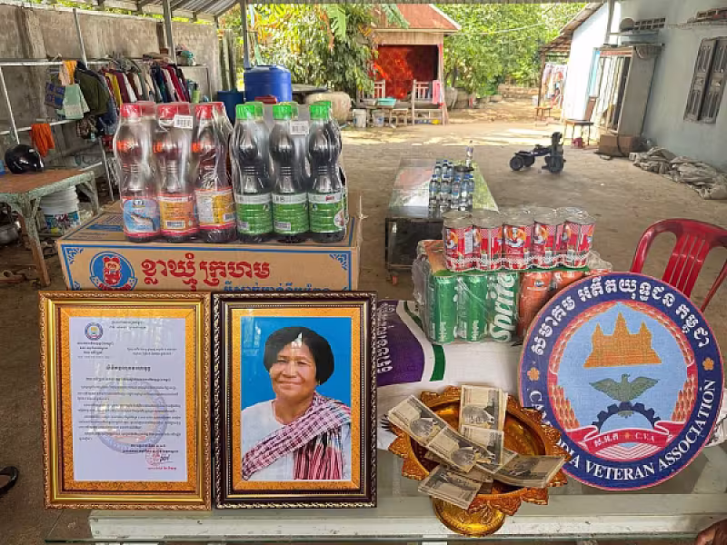 លោកស្រី ឡុង ណាវី អភិបាល​រង តំណាងលោកអភិបាល នៃគណៈអភិបាលស្រុក និងជាប្រធានកិត្តិយស ស.អ.ក ស្រុកពញាឮ បានចុះប្រគល់ថវិកាបេឡាមរណសង្គ្រោះចំនួន ៤លានរៀល ជូនដល់គ្រួសារសព ឈ្មោះ ការ លន់ - Image 3