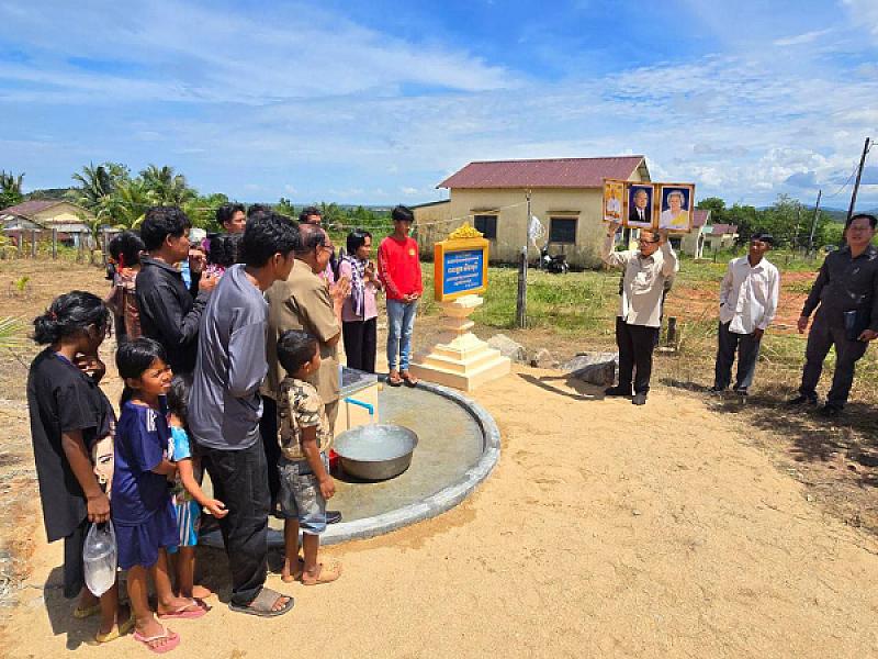 អតីតយុទ្ធជន ក្នុងខេត្តព្រះសីហនុ ទទួលបានអណ្តូងទឹកសម្រាប់ប្រើប្រាស់ចំនួន ១០អណ្តូងពីព្រះករុណាព្រះបាទសម្ដេចព្រះបរមនាថ នរោត្ដមសីហមុនី  - Image 7