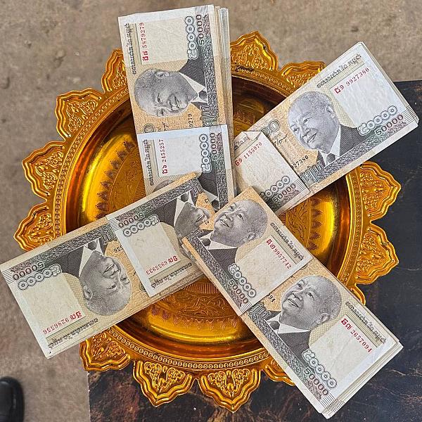 លោកស្រី ឡុង ណាវី អភិបាល​រង តំណាងលោកអភិបាល នៃគណៈអភិបាលស្រុក និងជាប្រធានកិត្តិយស ស.អ.ក ស្រុកពញាឮ បានចុះប្រគល់ថវិកាបេឡាមរណសង្គ្រោះចំនួន ៤លានរៀល ជូនដល់គ្រួសារសព ឈ្មោះ ការ លន់ - Image 4