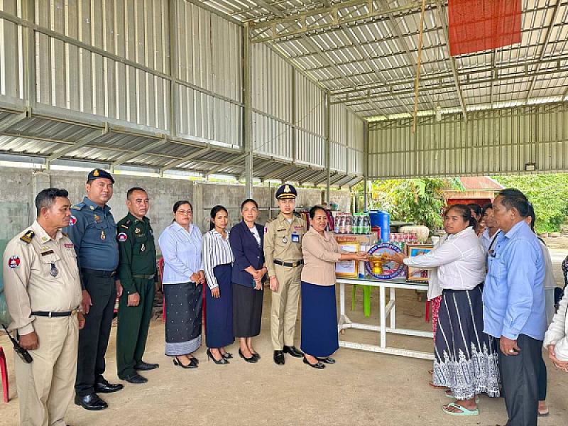 លោកស្រី ឡុង ណាវី អភិបាល​រង តំណាងលោកអភិបាល នៃគណៈអភិបាលស្រុក និងជាប្រធានកិត្តិយស ស.អ.ក ស្រុកពញាឮ បានចុះប្រគល់ថវិកាបេឡាមរណសង្គ្រោះចំនួន ៤លានរៀល ជូនដល់គ្រួសារសព ឈ្មោះ ការ លន់ - Image 5