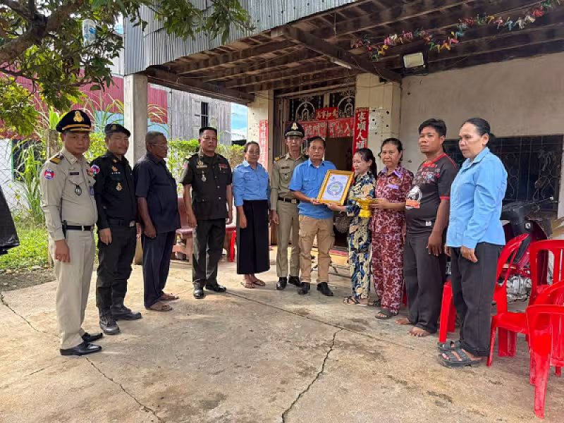 អ.ន.ក ស្រុកថ្មគោល នាំយកថវិកាបេឡាមរណសង្គ្រោះជូនគ្រួសារសពអតីតយុទ្ធជនមួយគ្រួសារ - Image 2