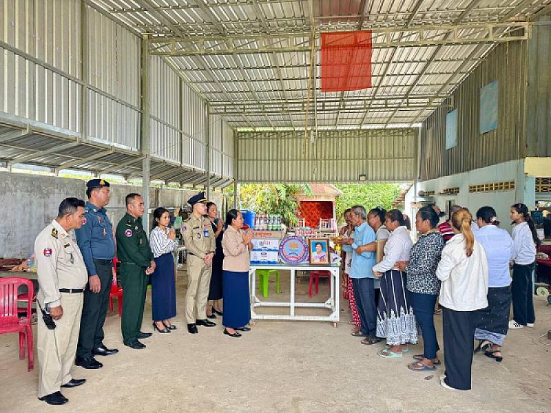 លោកស្រី ឡុង ណាវី អភិបាល​រង តំណាងលោកអភិបាល នៃគណៈអភិបាលស្រុក និងជាប្រធានកិត្តិយស ស.អ.ក ស្រុកពញាឮ បានចុះប្រគល់ថវិកាបេឡាមរណសង្គ្រោះចំនួន ៤លានរៀល ជូនដល់គ្រួសារសព ឈ្មោះ ការ លន់ - Image 6