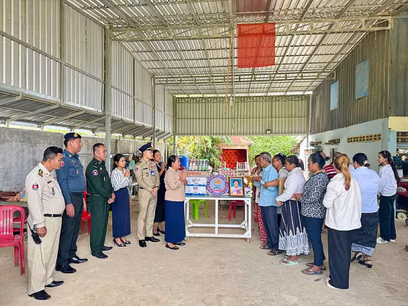 លោកស្រី ឡុង ណាវី អភិបាល​រង តំណាងលោកអភិបាល នៃគណៈអភិបាលស្រុក និងជាប្រធានកិត្តិយស ស.អ.ក ស្រុកពញាឮ បានចុះប្រគល់ថវិកាបេឡាមរណសង្គ្រោះចំនួន ៤លានរៀល ជូនដល់គ្រួសារសព ឈ្មោះ ការ លន់ - Image 6