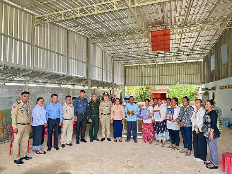 លោកស្រី ឡុង ណាវី អភិបាល​រង តំណាងលោកអភិបាល នៃគណៈអភិបាលស្រុក និងជាប្រធានកិត្តិយស ស.អ.ក ស្រុកពញាឮ បានចុះប្រគល់ថវិកាបេឡាមរណសង្គ្រោះចំនួន ៤លានរៀល ជូនដល់គ្រួសារសព ឈ្មោះ ការ លន់ - Image 7