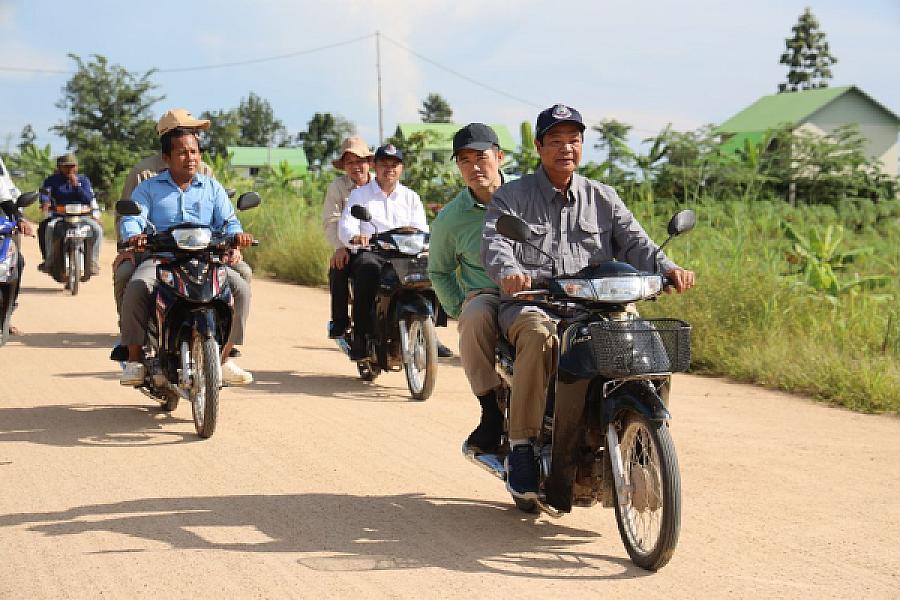 ឯកឧត្តម គន់ គីម ចុះពិនិត្យការសាងសង់ផ្ទះបន្ថែម និងរៀបចំដីសហគមន៍កសិកម្មទំនើប នៅភូមិប៊ុនរ៉ានីសែនជ័យ ដំណាក់ទ្រយឹង - Image 6