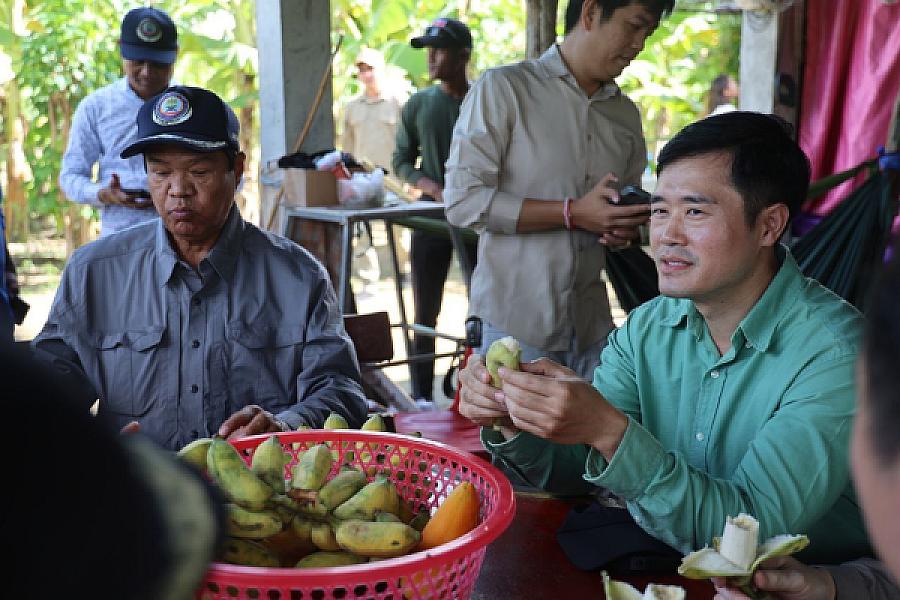 ឯកឧត្តម គន់ គីម ចុះពិនិត្យការសាងសង់ផ្ទះបន្ថែម និងរៀបចំដីសហគមន៍កសិកម្មទំនើប នៅភូមិប៊ុនរ៉ានីសែនជ័យ ដំណាក់ទ្រយឹង - Image 7