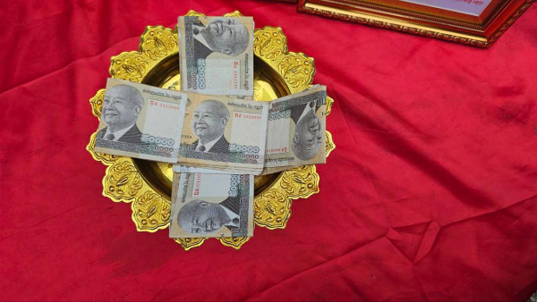 លោកស្រី ទួន សុគន្ធា អនុប្រធានប្រចាំការ ស អ ក ស្រុក តំណាងដ៏ខ្ពង់ខ្ពស់លោកឧត្ដមសេនីយ៍ទោ សិទ្ធិ ឡោះ បាននាំយកថវិកាបេឡាមរណៈសង្គ្រោះចំនួន ៤.០០០.០០០រៀល ទៅប្រគល់ជូនគ្រួសារសពឈ្មោះ ផន សើ