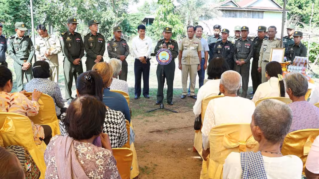 អ.ន.ក ខេត្ត​កំពង់​ធំ​ នាំយកថវិកា​បេឡាមរណ​សង្គ្រោះ​ជូនគ្រួសារ​សព​អតីត​យុទ្ធ​ជន​មួយគ្រួសារ - Image 2