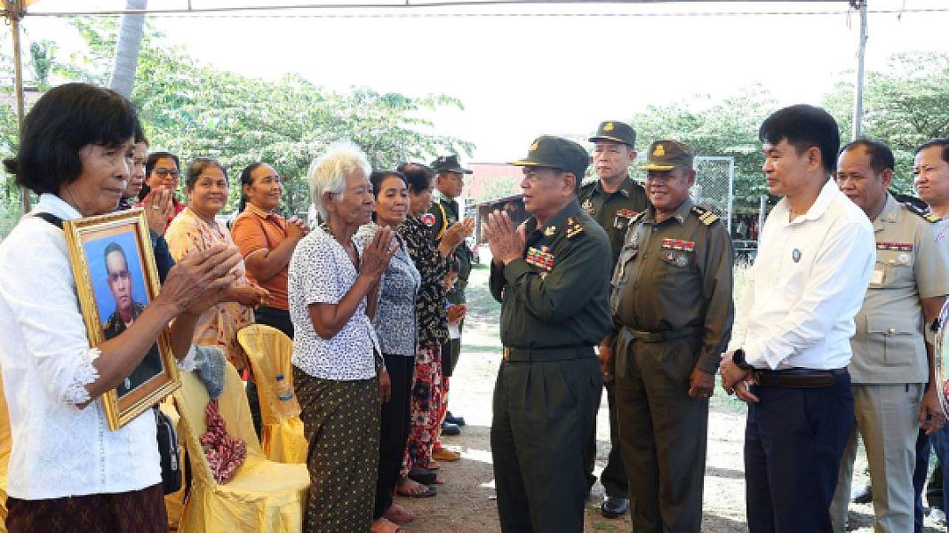 អ.ន.ក ខេត្ត​កំពង់​ធំ​ នាំយកថវិកា​បេឡាមរណ​សង្គ្រោះ​ជូនគ្រួសារ​សព​អតីត​យុទ្ធ​ជន​មួយគ្រួសារ - Image 4