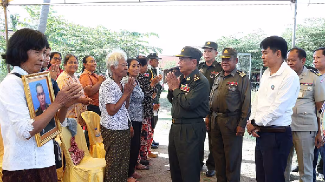 អ.ន.ក ខេត្ត​កំពង់​ធំ​ នាំយកថវិកា​បេឡាមរណ​សង្គ្រោះ​ជូនគ្រួសារ​សព​អតីត​យុទ្ធ​ជន​មួយគ្រួសារ - Image 4