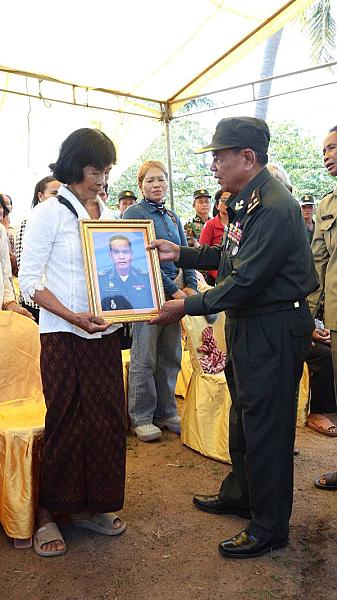 អ.ន.ក ខេត្ត​កំពង់​ធំ​ នាំយកថវិកា​បេឡាមរណ​សង្គ្រោះ​ជូនគ្រួសារ​សព​អតីត​យុទ្ធ​ជន​មួយគ្រួសារ - Image 5