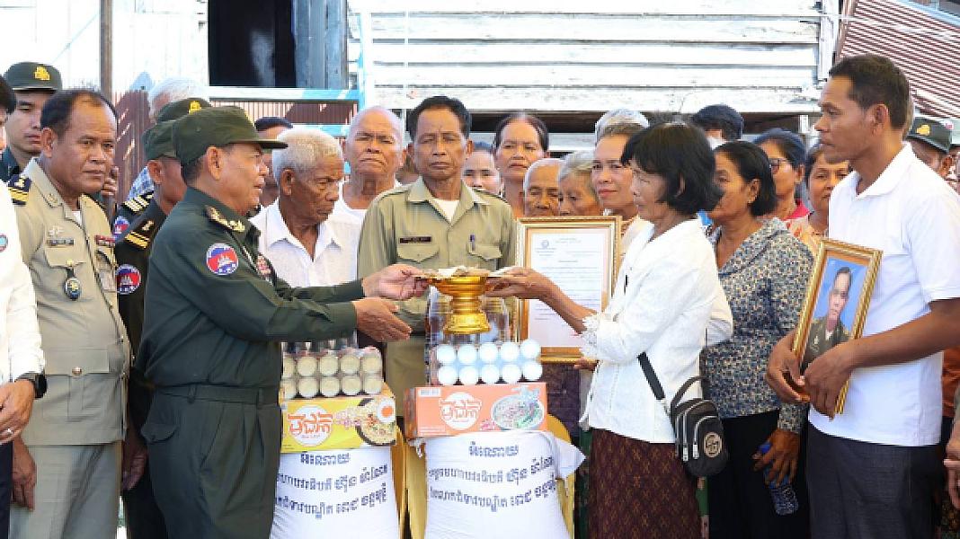 អ.ន.ក ខេត្ត​កំពង់​ធំ​ នាំយកថវិកា​បេឡាមរណ​សង្គ្រោះ​ជូនគ្រួសារ​សព​អតីត​យុទ្ធ​ជន​មួយគ្រួសារ - Image 6