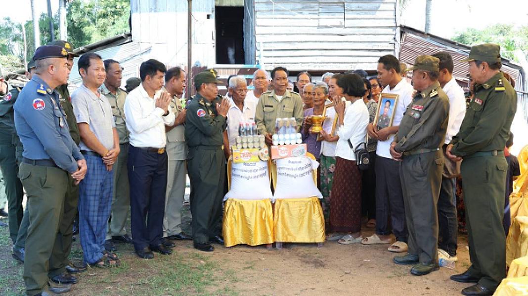 អ.ន.ក ខេត្ត​កំពង់​ធំ​ នាំយកថវិកា​បេឡាមរណ​សង្គ្រោះ​ជូនគ្រួសារ​សព​អតីត​យុទ្ធ​ជន​មួយគ្រួសារ - Image 7