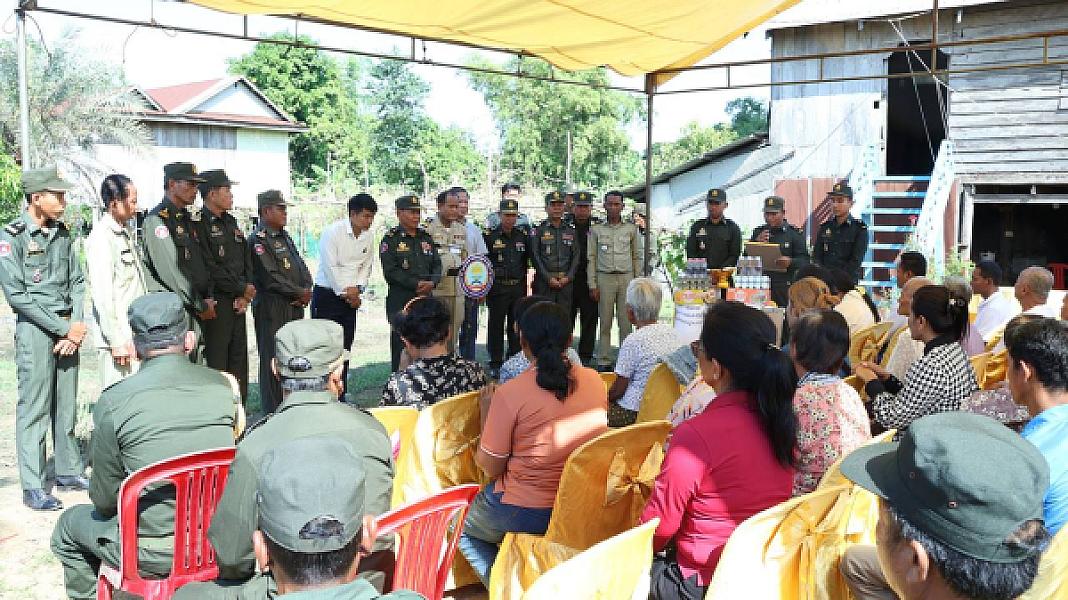 អ.ន.ក ខេត្ត​កំពង់​ធំ​ នាំយកថវិកា​បេឡាមរណ​សង្គ្រោះ​ជូនគ្រួសារ​សព​អតីត​យុទ្ធ​ជន​មួយគ្រួសារ - Image 8