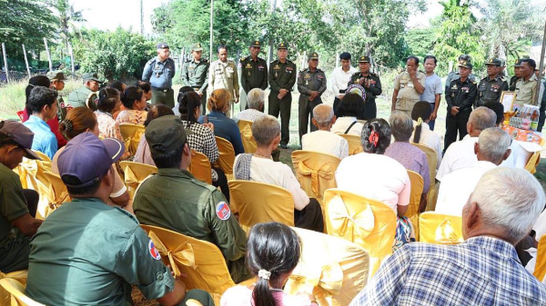 អ.ន.ក ខេត្ត​កំពង់​ធំ​ នាំយកថវិកា​បេឡាមរណ​សង្គ្រោះ​ជូនគ្រួសារ​សព​អតីត​យុទ្ធ​ជន​មួយគ្រួសារ - Image 9