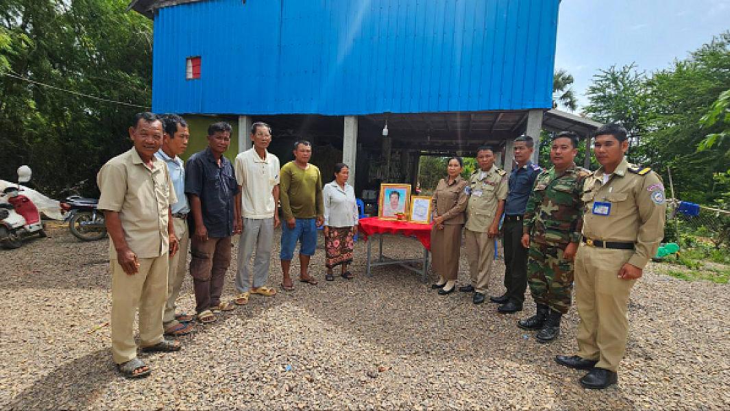 លោកស្រី ទួន សុគន្ធា អនុប្រធានប្រចាំការ ស អ ក ស្រុក តំណាងដ៏ខ្ពង់ខ្ពស់លោកឧត្ដមសេនីយ៍ទោ សិទ្ធិ ឡោះ បាននាំយកថវិកាបេឡាមរណៈសង្គ្រោះចំនួន ៤.០០០.០០០រៀល ទៅប្រគល់ជូនគ្រួសារសពឈ្មោះ ផន សើ - Image 2