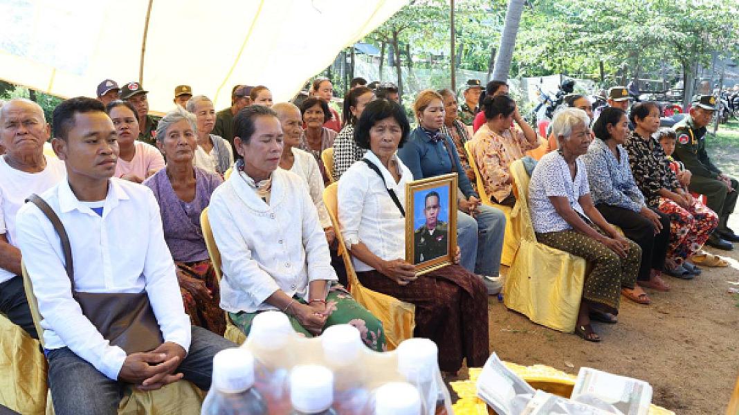 អ.ន.ក ខេត្ត​កំពង់​ធំ​ នាំយកថវិកា​បេឡាមរណ​សង្គ្រោះ​ជូនគ្រួសារ​សព​អតីត​យុទ្ធ​ជន​មួយគ្រួសារ - Image 10