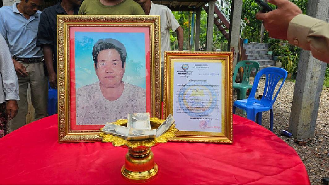 លោកស្រី ទួន សុគន្ធា អនុប្រធានប្រចាំការ ស អ ក ស្រុក តំណាងដ៏ខ្ពង់ខ្ពស់លោកឧត្ដមសេនីយ៍ទោ សិទ្ធិ ឡោះ បាននាំយកថវិកាបេឡាមរណៈសង្គ្រោះចំនួន ៤.០០០.០០០រៀល ទៅប្រគល់ជូនគ្រួសារសពឈ្មោះ ផន សើ - Image 3