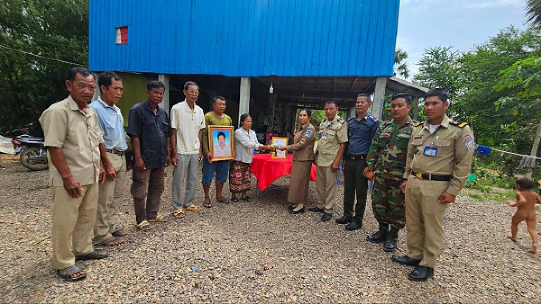 លោកស្រី ទួន សុគន្ធា អនុប្រធានប្រចាំការ ស អ ក ស្រុក តំណាងដ៏ខ្ពង់ខ្ពស់លោកឧត្ដមសេនីយ៍ទោ សិទ្ធិ ឡោះ បាននាំយកថវិកាបេឡាមរណៈសង្គ្រោះចំនួន ៤.០០០.០០០រៀល ទៅប្រគល់ជូនគ្រួសារសពឈ្មោះ ផន សើ - Image 4