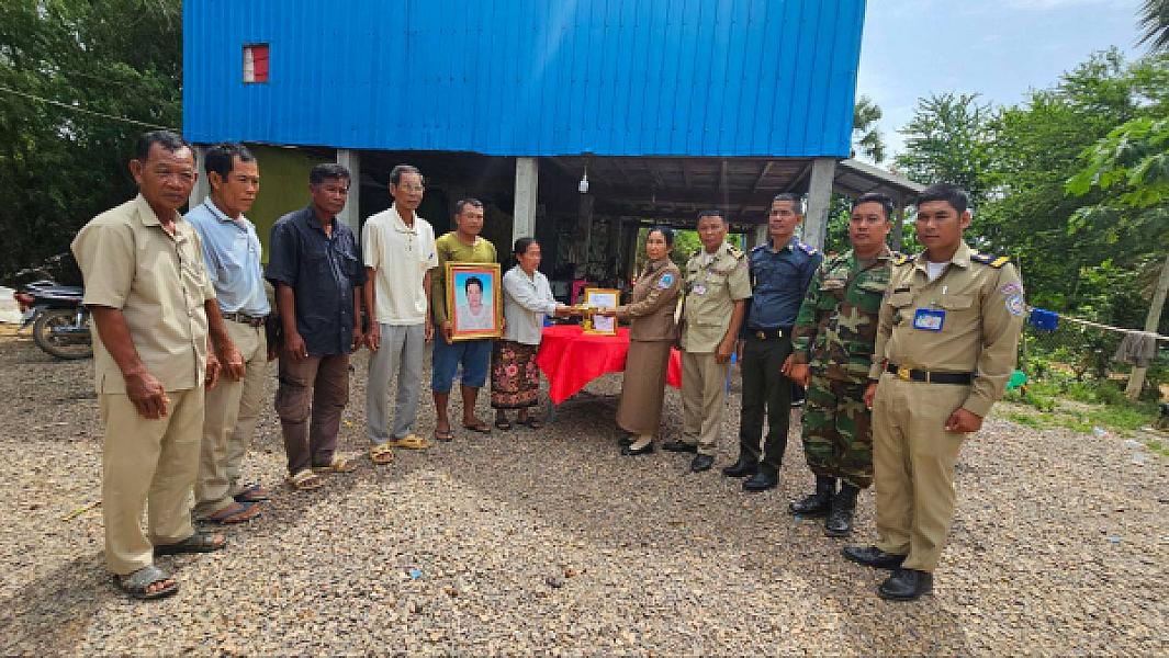 លោកស្រី ទួន សុគន្ធា អនុប្រធានប្រចាំការ ស អ ក ស្រុក តំណាងដ៏ខ្ពង់ខ្ពស់លោកឧត្ដមសេនីយ៍ទោ សិទ្ធិ ឡោះ បាននាំយកថវិកាបេឡាមរណៈសង្គ្រោះចំនួន ៤.០០០.០០០រៀល ទៅប្រគល់ជូនគ្រួសារសពឈ្មោះ ផន សើ - Image 5