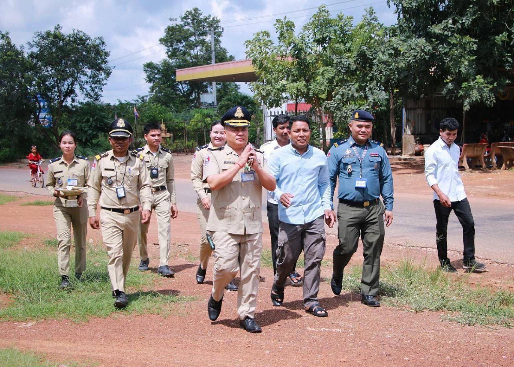 អ.ន.ក ស្រុកត្រពាំងប្រាសាទ នាំយកថវិកាបេឡាមរណសង្គ្រោះជូនគ្រួសារសពអតីតយុទ្ធជនមួយគ្រួសារ