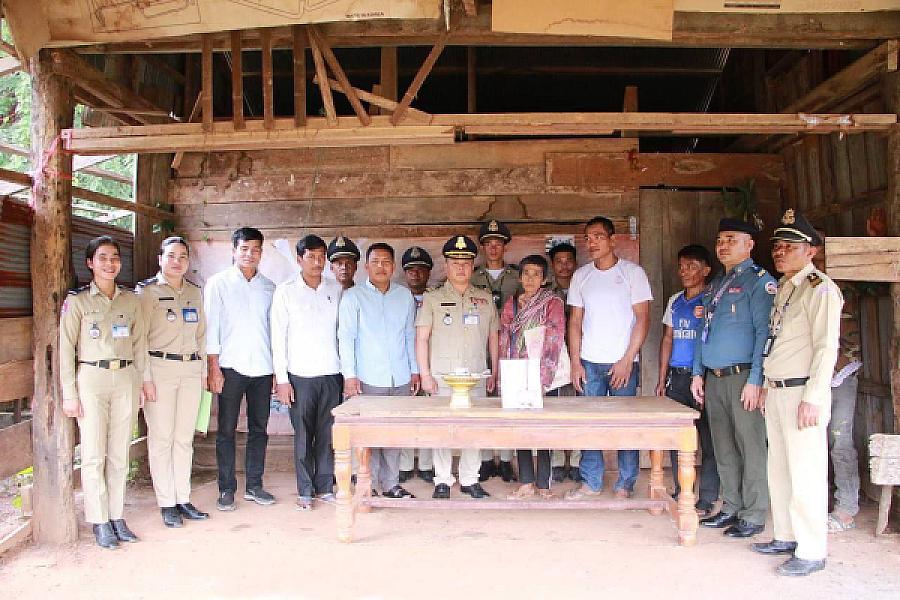 អ.ន.ក ស្រុកត្រពាំងប្រាសាទ នាំយកថវិកាបេឡាមរណសង្គ្រោះជូនគ្រួសារសពអតីតយុទ្ធជនមួយគ្រួសារ - Image 4