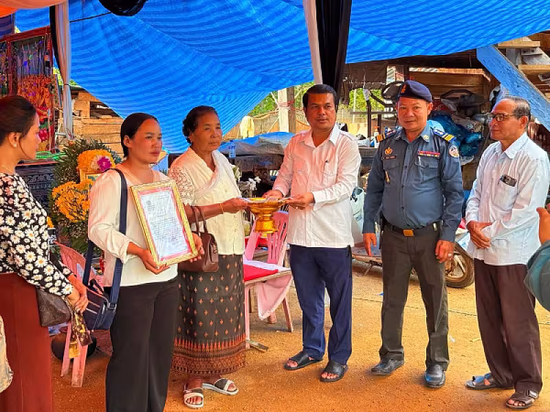 អ.ន.ក ស្រុកភ្នំព្រឹក នាំយកថវិកាបេឡាមរណសង្គ្រោះជូនគ្រួសារសពអតីតយុទ្ធជនចំនួន ២គ្រួសារ - Image 2