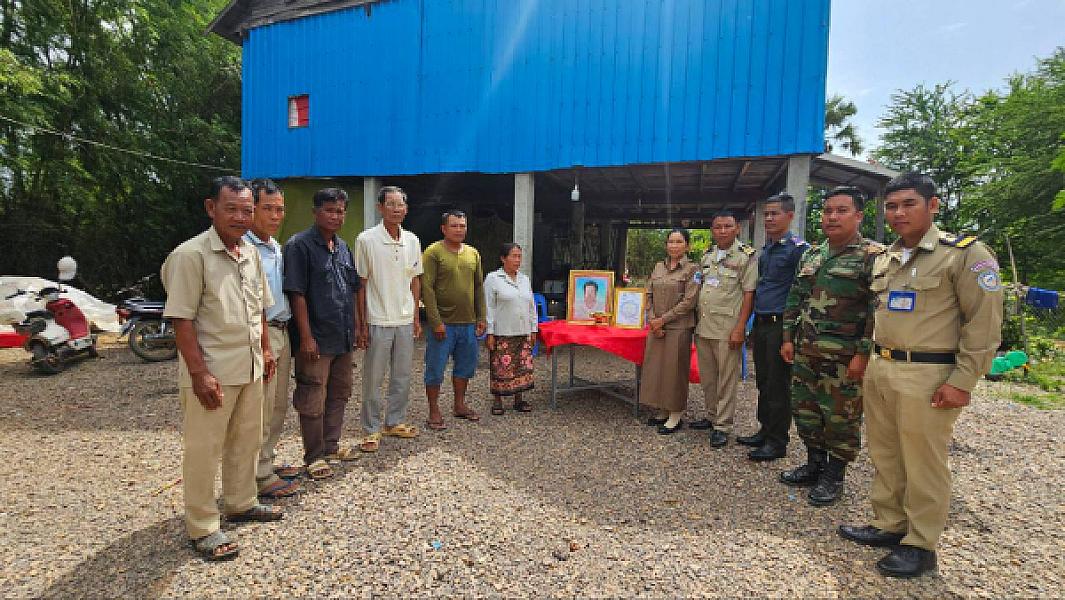 លោកស្រី ទួន សុគន្ធា អនុប្រធានប្រចាំការ ស អ ក ស្រុក តំណាងដ៏ខ្ពង់ខ្ពស់លោកឧត្ដមសេនីយ៍ទោ សិទ្ធិ ឡោះ បាននាំយកថវិកាបេឡាមរណៈសង្គ្រោះចំនួន ៤.០០០.០០០រៀល ទៅប្រគល់ជូនគ្រួសារសពឈ្មោះ ផន សើ - Image 6