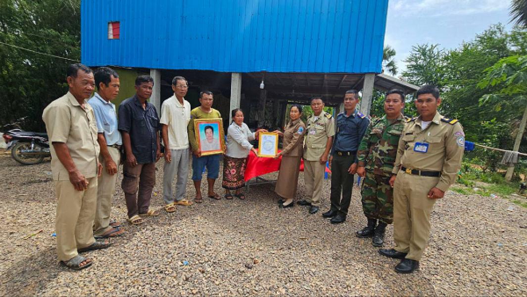 លោកស្រី ទួន សុគន្ធា អនុប្រធានប្រចាំការ ស អ ក ស្រុក តំណាងដ៏ខ្ពង់ខ្ពស់លោកឧត្ដមសេនីយ៍ទោ សិទ្ធិ ឡោះ បាននាំយកថវិកាបេឡាមរណៈសង្គ្រោះចំនួន ៤.០០០.០០០រៀល ទៅប្រគល់ជូនគ្រួសារសពឈ្មោះ ផន សើ - Image 7