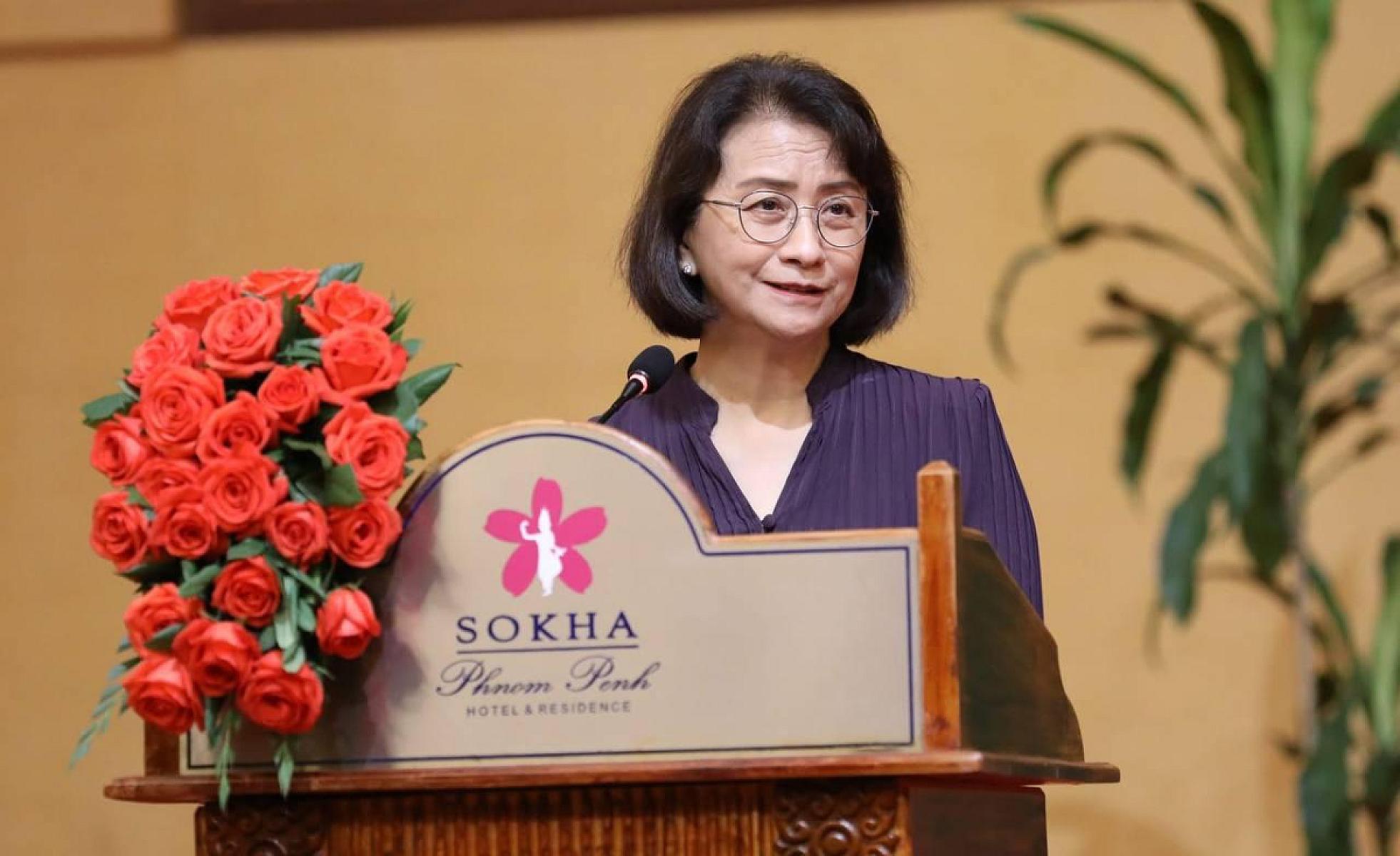 លោកជំទាវកិត្តិបណ្ឌិត អុឹង កន្ថាផាវី ចូលរួមបរិច្ចាគថវិកាគាំទ្រការសាងសង់ផ្ទះជូនអតីតយុទ្ធជន និងនិវត្តជន ចំនួន ១ខ្នង