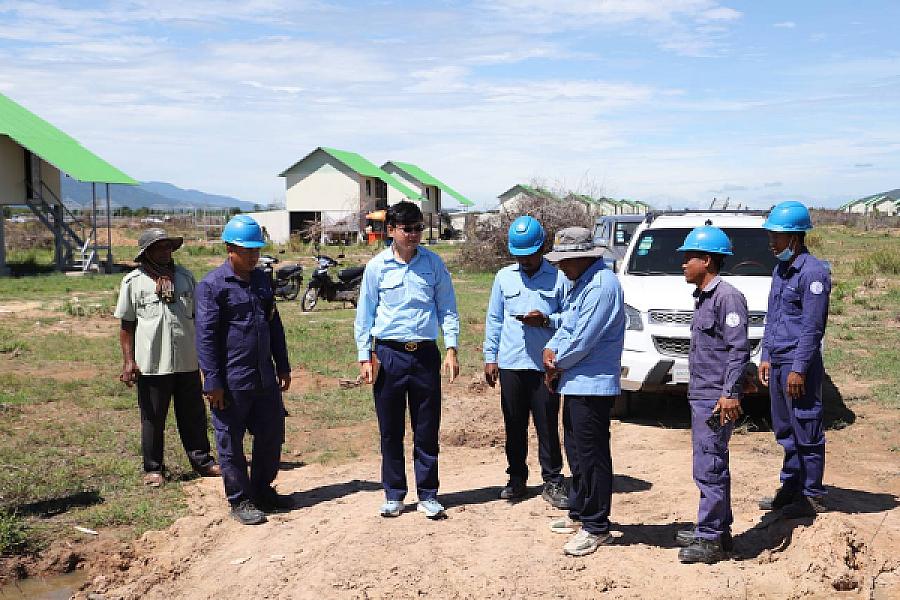 អ.ន.ក ខេត្តបាត់ដំបង ចុះពិនិត្យទីតាំងសាងសង់បណ្តាញអគ្គិសនី និងជួសជុលលូ នៅដីសម្បទានសង្គមកិច្ច - Image 2