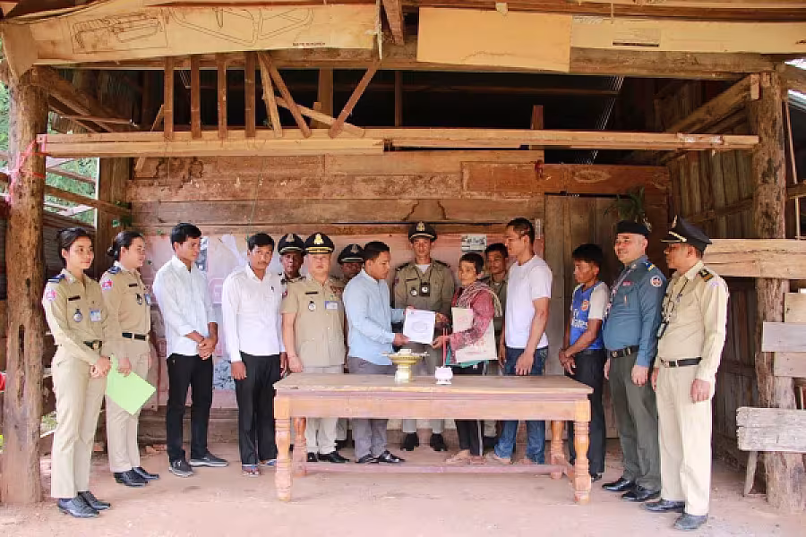 អ.ន.ក ស្រុកត្រពាំងប្រាសាទ នាំយកថវិកាបេឡាមរណសង្គ្រោះជូនគ្រួសារសពអតីតយុទ្ធជនមួយគ្រួសារ - Image 3