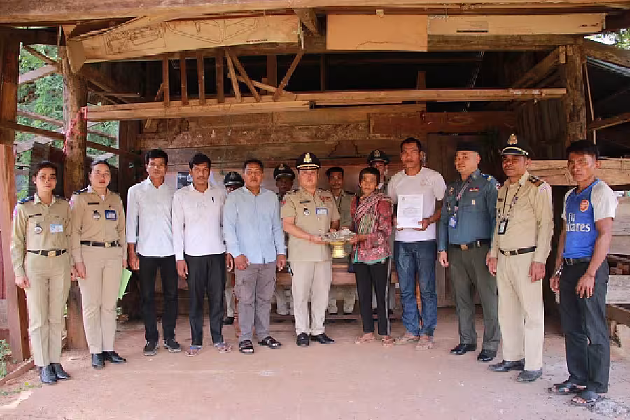 អ.ន.ក ស្រុកត្រពាំងប្រាសាទ នាំយកថវិកាបេឡាមរណសង្គ្រោះជូនគ្រួសារសពអតីតយុទ្ធជនមួយគ្រួសារ - Image 4