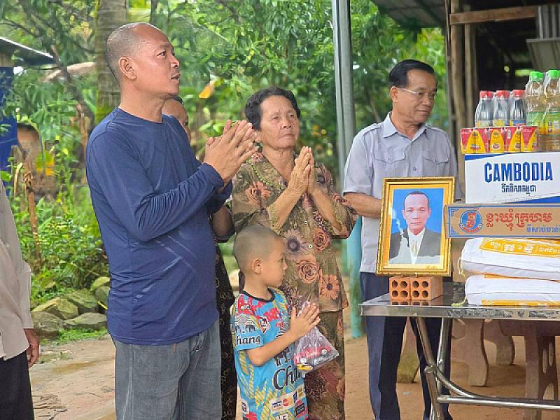 អ.ន.ក ខេត្ត​ព្រះសីហនុ នាំយកថវិកាបេឡាមរណសង្គ្រោះជូនគ្រួសារសពអតីតយុទ្ធជនមួយគ្រួសារ - Image 4