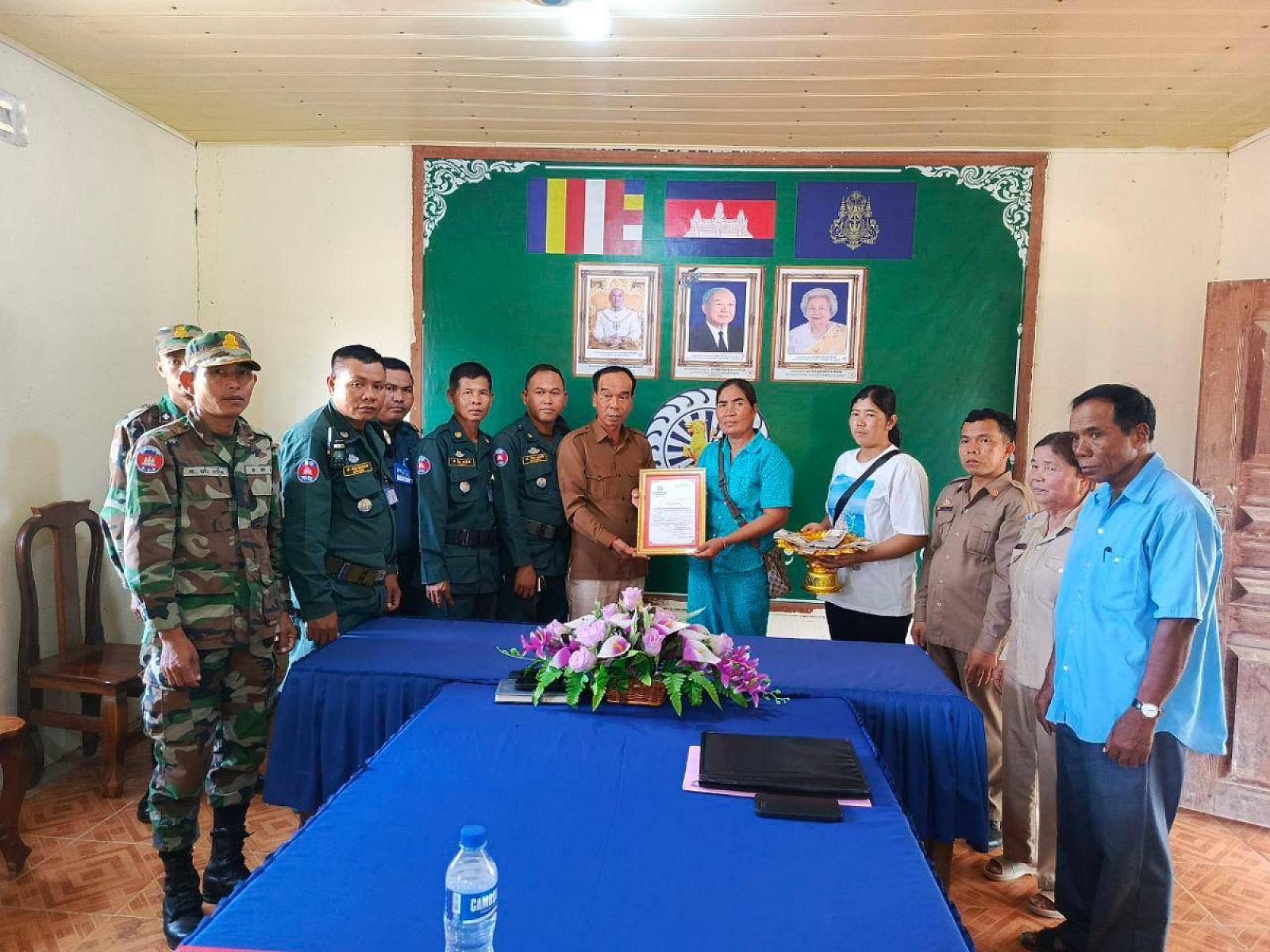 អ.ន.ក ស្រុកសំឡូត នាំយកថវិកាបេឡាមរណសង្គ្រោះជូនគ្រួសារសពអតីតយុទ្ធជនមួយគ្រួសារ