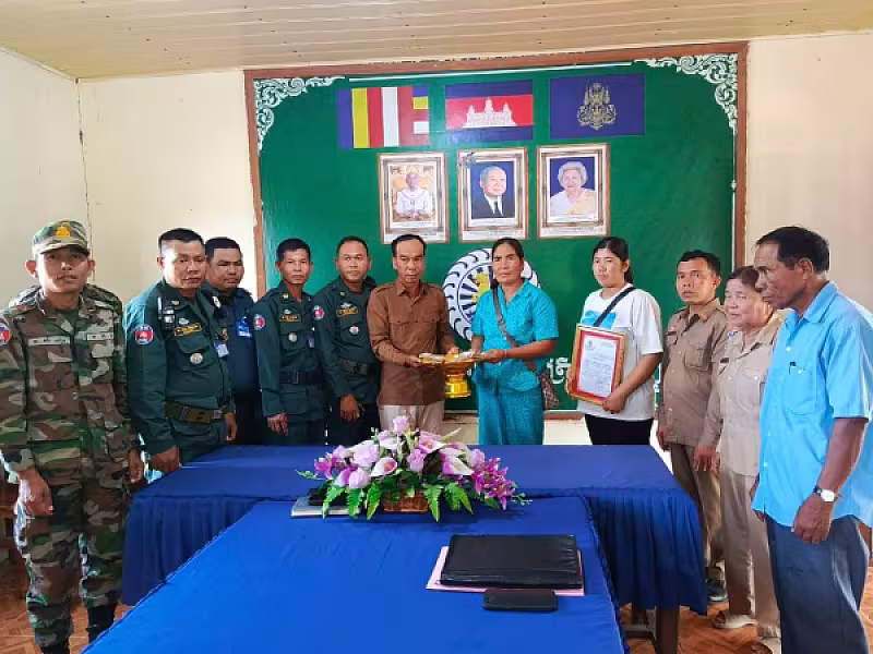 អ.ន.ក ស្រុកសំឡូត នាំយកថវិកាបេឡាមរណសង្គ្រោះជូនគ្រួសារសពអតីតយុទ្ធជនមួយគ្រួសារ - Image 2