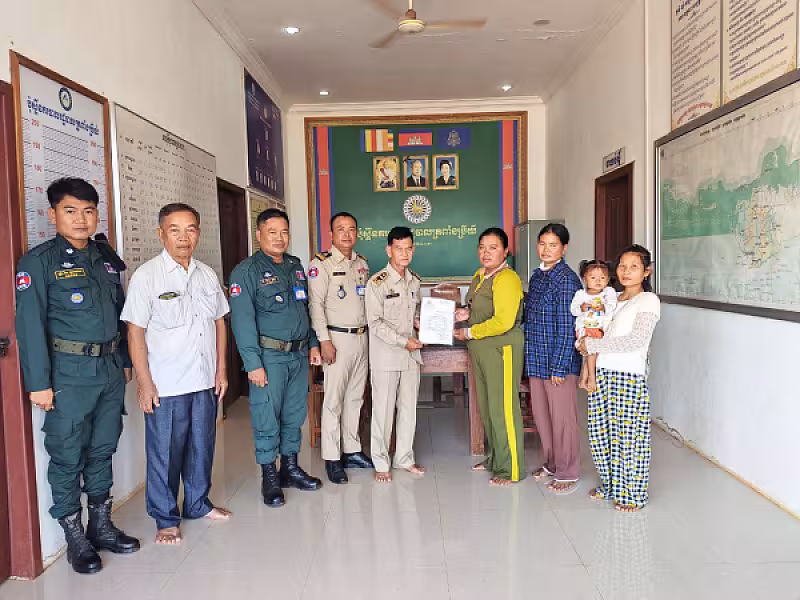 អ.ន.ក ខេត្តឧត្តរមានជ័យ ប្រគល់ថវិកាបេឡាមរណសង្គ្រោះជូនគ្រួសារសពនិវត្តជន២រូបទទួលមរណភាពដោយរោគាពាធ - Image 2