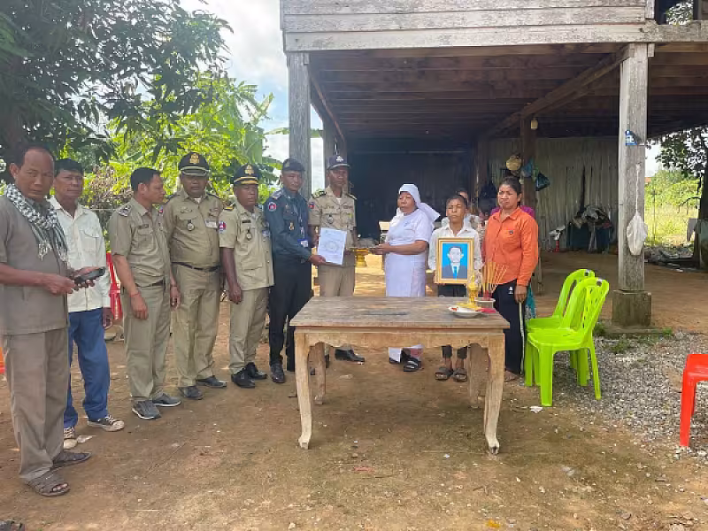 អ.ន.ក ខេត្តឧត្តរមានជ័យ ប្រគល់ថវិកាបេឡាមរណសង្គ្រោះជូនគ្រួសារសពនិវត្តជន២រូបទទួលមរណភាពដោយរោគាពាធ - Image 3