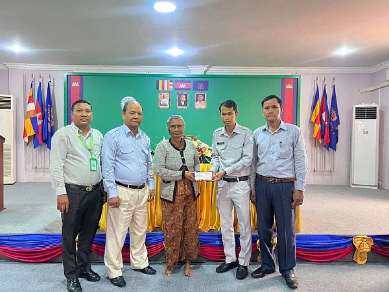 គ្រួសារសពអតីតយុទ្ធជន និងនិវត្តជន ១៨គ្រួសារនៅភ្នំពេញ ទទួលបានប្រាក់ធានារ៉ាប់រងសង្គម និងប្រាក់ឧបត្ថម្ភមួយលើកដំបូង - Image 2