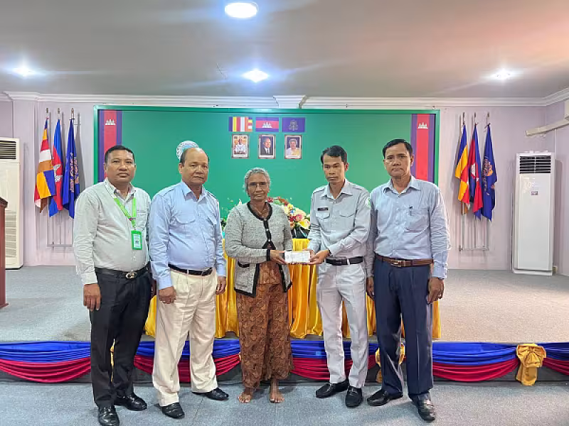 គ្រួសារសពអតីតយុទ្ធជន និងនិវត្តជន ១៨គ្រួសារនៅភ្នំពេញ ទទួលបានប្រាក់ធានារ៉ាប់រងសង្គម និងប្រាក់ឧបត្ថម្ភមួយលើកដំបូង - Image 2