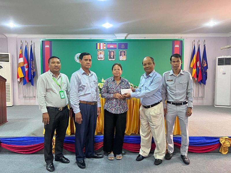 គ្រួសារសពអតីតយុទ្ធជន និងនិវត្តជន ១៨គ្រួសារនៅភ្នំពេញ ទទួលបានប្រាក់ធានារ៉ាប់រងសង្គម និងប្រាក់ឧបត្ថម្ភមួយលើកដំបូង - Image 3