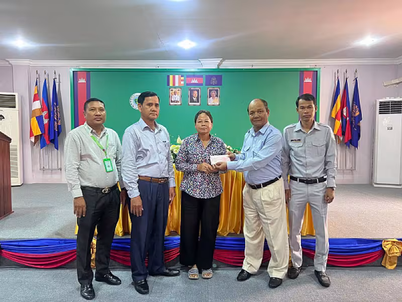 គ្រួសារសពអតីតយុទ្ធជន និងនិវត្តជន ១៨គ្រួសារនៅភ្នំពេញ ទទួលបានប្រាក់ធានារ៉ាប់រងសង្គម និងប្រាក់ឧបត្ថម្ភមួយលើកដំបូង - Image 3