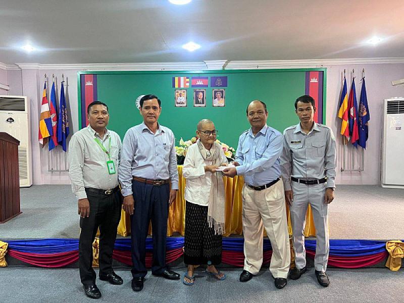 គ្រួសារសពអតីតយុទ្ធជន និងនិវត្តជន ១៨គ្រួសារនៅភ្នំពេញ ទទួលបានប្រាក់ធានារ៉ាប់រងសង្គម និងប្រាក់ឧបត្ថម្ភមួយលើកដំបូង - Image 4