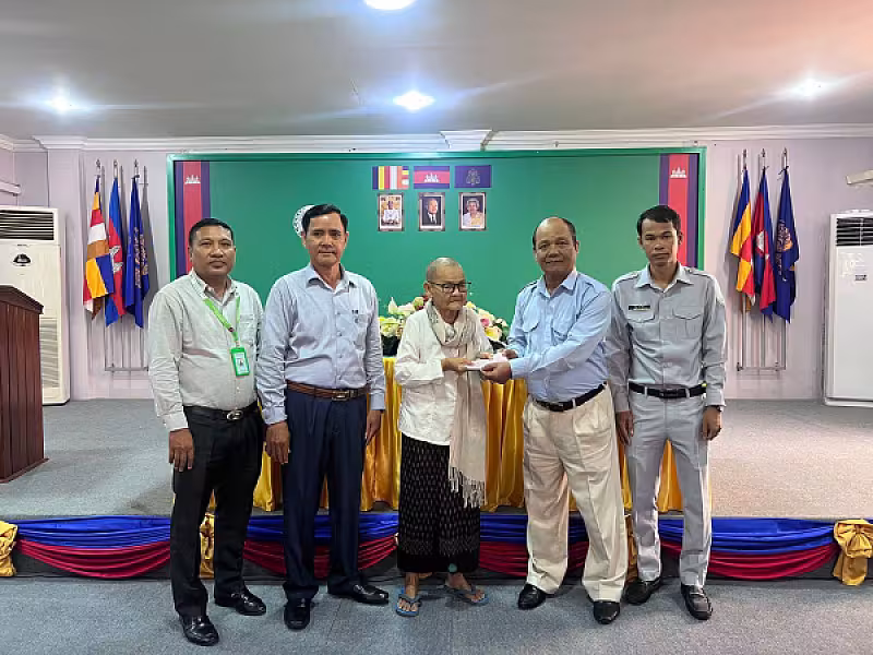 គ្រួសារសពអតីតយុទ្ធជន និងនិវត្តជន ១៨គ្រួសារនៅភ្នំពេញ ទទួលបានប្រាក់ធានារ៉ាប់រងសង្គម និងប្រាក់ឧបត្ថម្ភមួយលើកដំបូង - Image 4