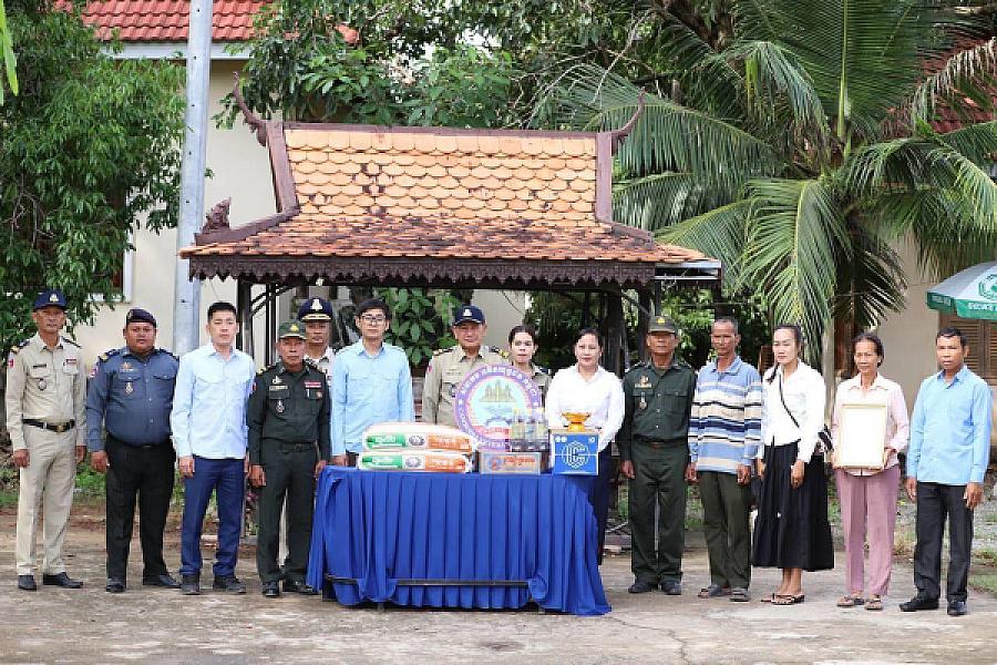 អ.ន.ក ស្រុកខ្សាច់កណ្ដាល នាំយកថវិកាបេឡាមរណសង្គ្រោះជូនគ្រួសារសពពលីមួយគ្រួសារ - Image 4