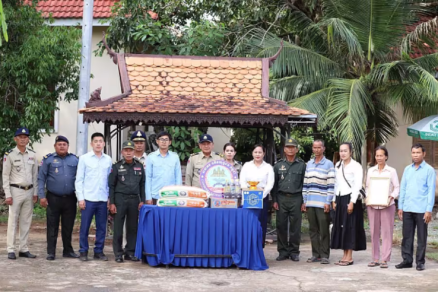 អ.ន.ក ស្រុកខ្សាច់កណ្ដាល នាំយកថវិកាបេឡាមរណសង្គ្រោះជូនគ្រួសារសពពលីមួយគ្រួសារ - Image 4