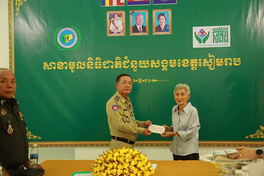 គ្រួសារសពអតីតយុទ្ធជន ១២គ្រួសារ នៅខេត្តសៀមរាប ទទួលបានប្រាក់ធានារ៉ាប់រងសង្គមមួយលើកដំបូង - Image 3