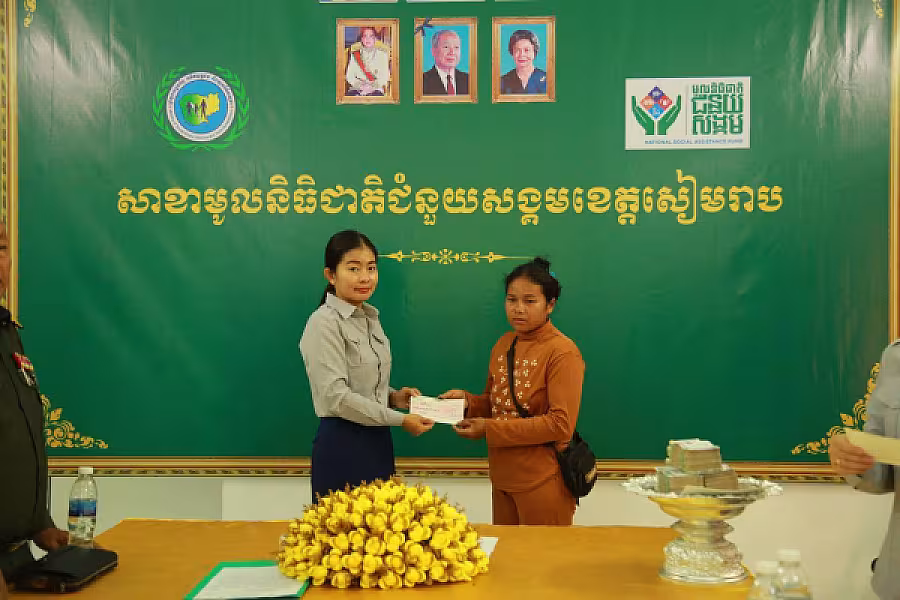 គ្រួសារសពអតីតយុទ្ធជន ១២គ្រួសារ នៅខេត្តសៀមរាប ទទួលបានប្រាក់ធានារ៉ាប់រងសង្គមមួយលើកដំបូង - Image 4