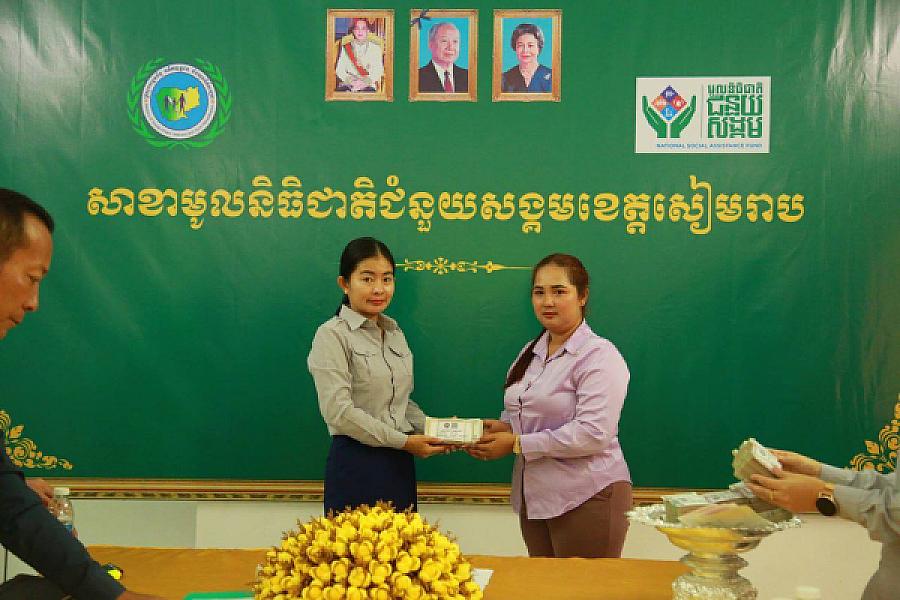 គ្រួសារសពអតីតយុទ្ធជន ១២គ្រួសារ នៅខេត្តសៀមរាប ទទួលបានប្រាក់ធានារ៉ាប់រងសង្គមមួយលើកដំបូង - Image 6