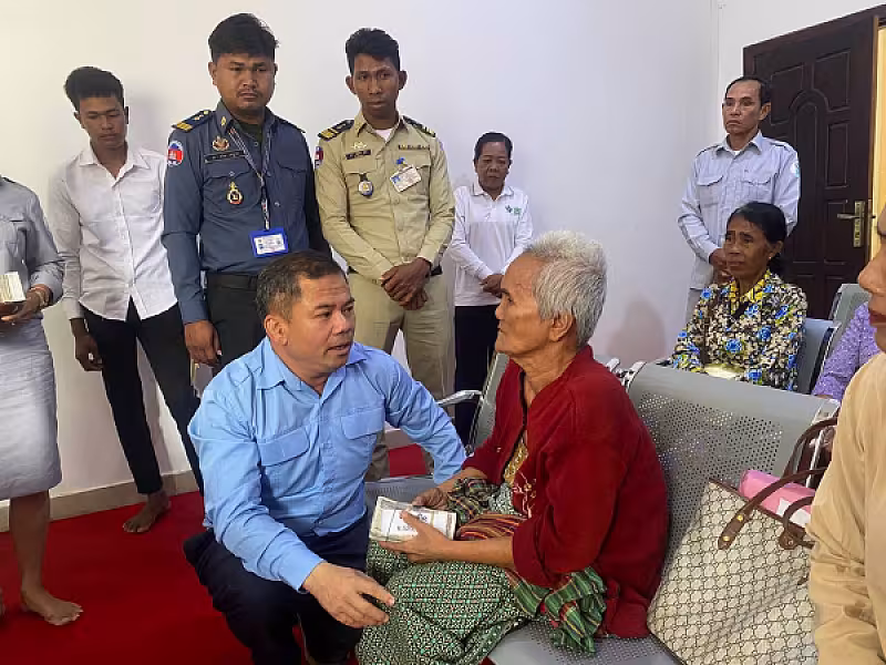 គ្រួសារសពអតីតយុទ្ធជន ១៦គ្រួសារ នៅខេត្តឧត្តរមានជ័យ ទទួលបានប្រាក់ធានារ៉ាប់រងសង្គមមួយលើកដំបូង - Image 3